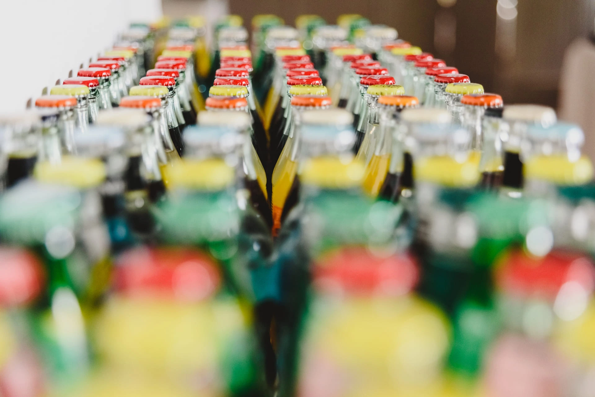 Vue rapprochée sur des bouteilles en verre colorées contenant des boissons