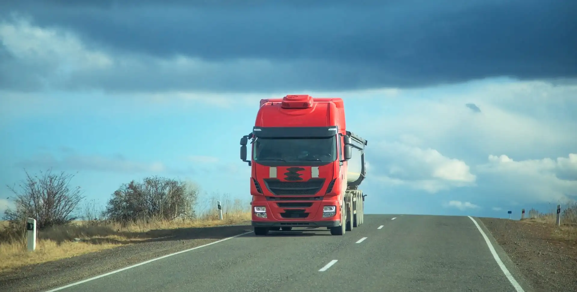 Camion rouge roulant sur une route