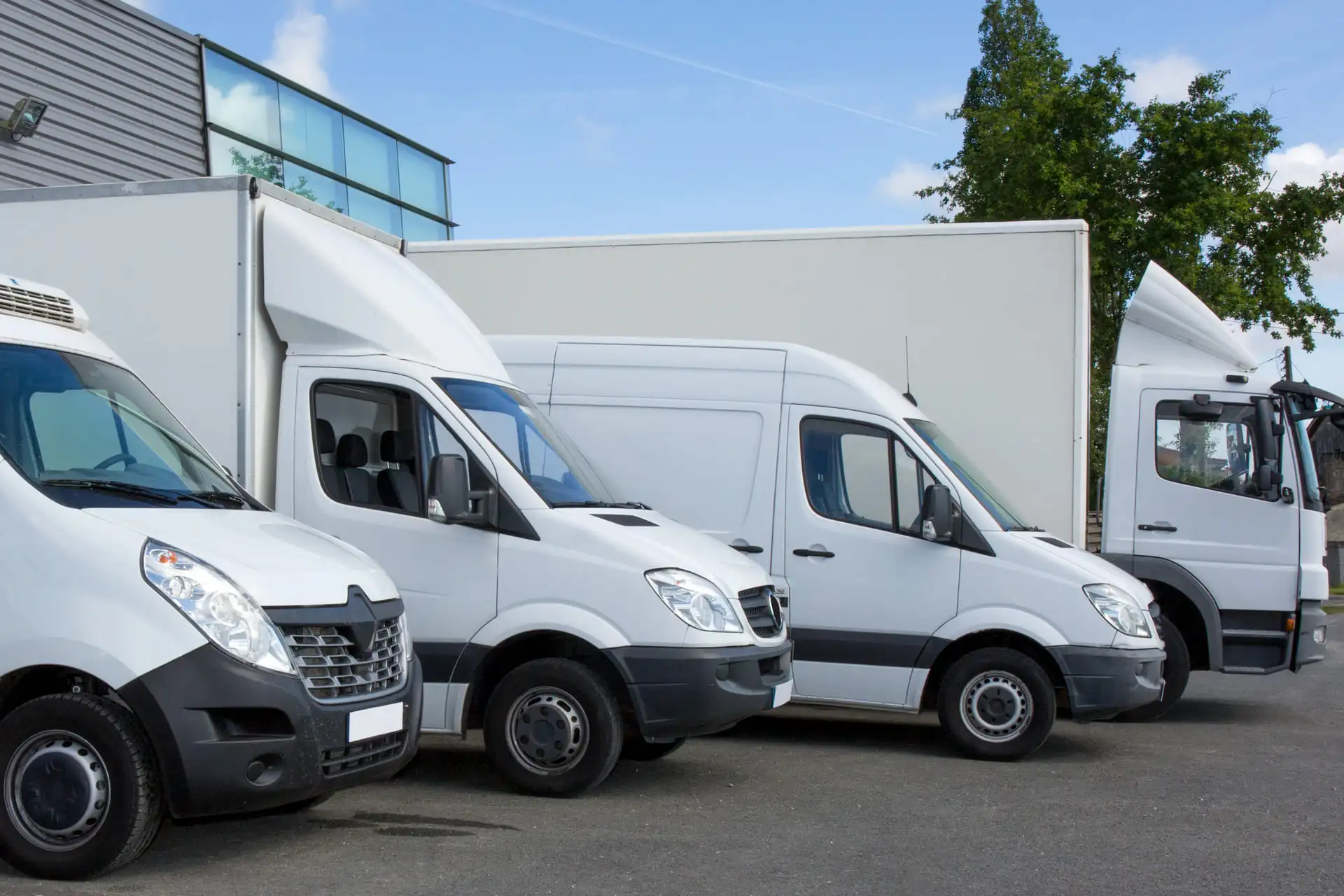 Camion, fourgon et autres véhicules de livraison sur un parking