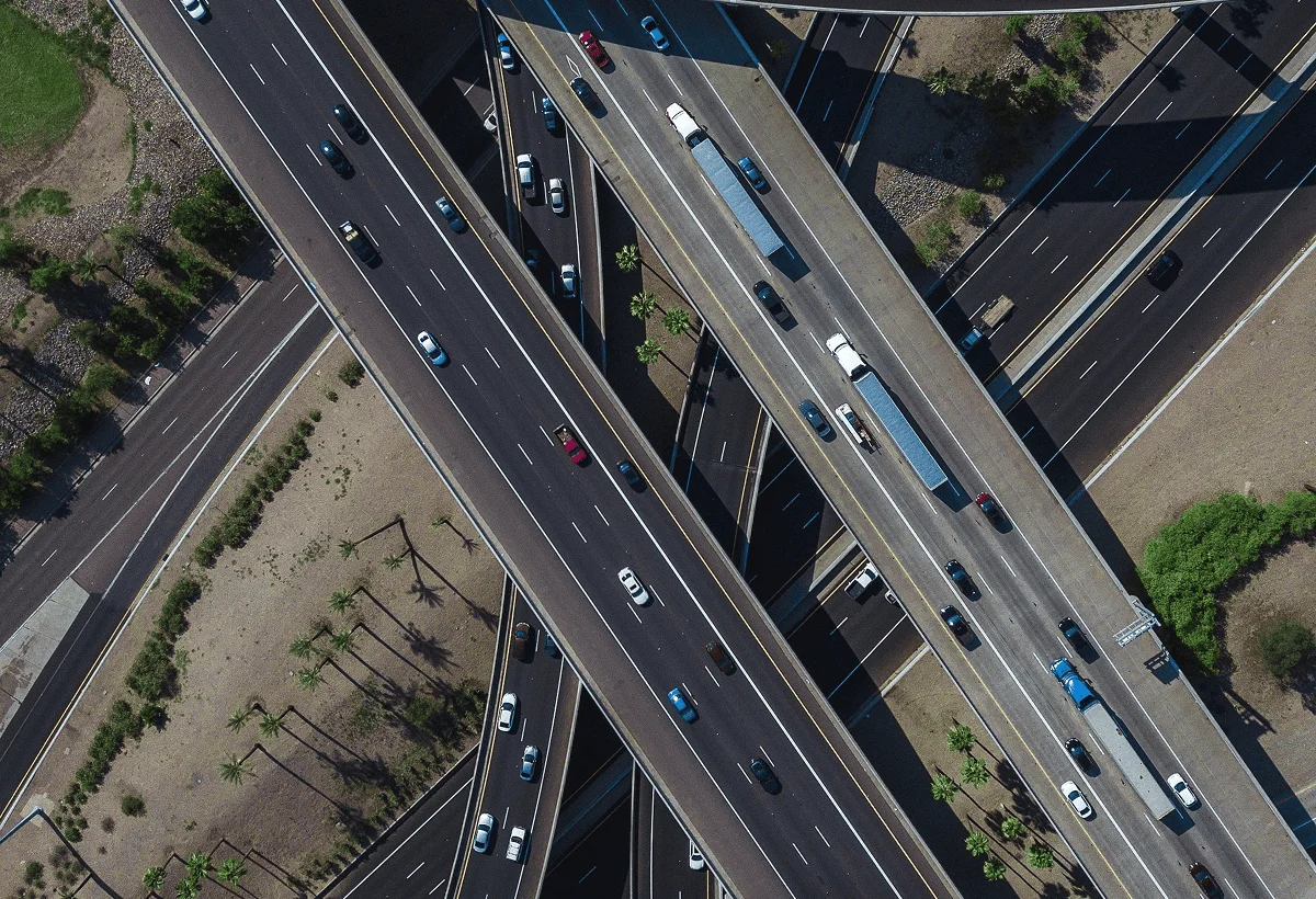 Croisement de plusieurs routes avec des voitures en train de rouler