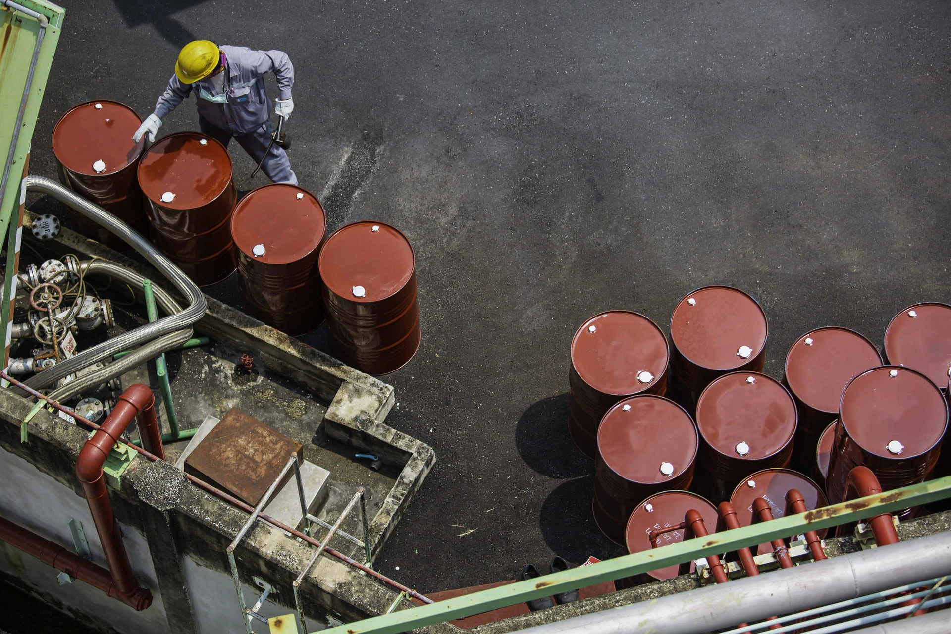 Entrepôt avec des barils rouges