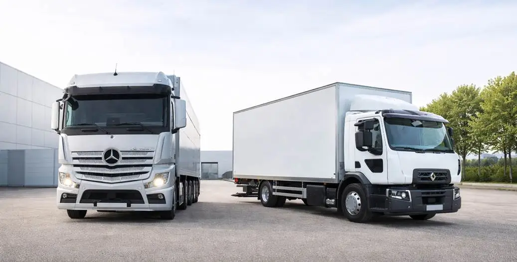 Deux camions blanc côte à côte