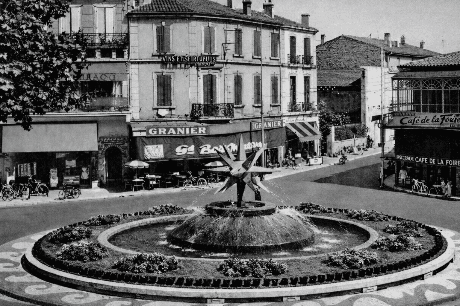 Photo en noir et blanc d'une fontaine